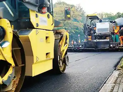 Die Wurster Stra&szlig;e erh&auml;lt eine neue Fahrbahn.
