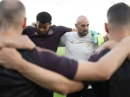 U21-Trainer Antonio Di Salvo schw&ouml;rt sein Team ein.