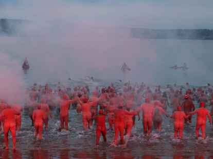 Menschen nehmen am j&auml;hrlichen Nacktschwimmen zur Wintersonnenwende im tasmanischen Hobart teil.