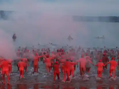 Menschen nehmen am j&auml;hrlichen Nacktschwimmen zur Wintersonnenwende im tasmanischen Hobart teil.