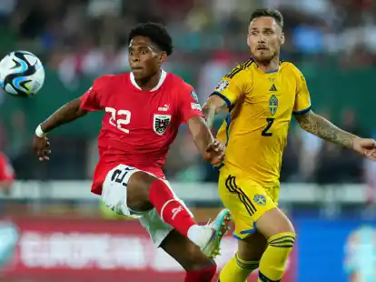 Wechselt zum SC Freiburg: Junior Adamu (l).