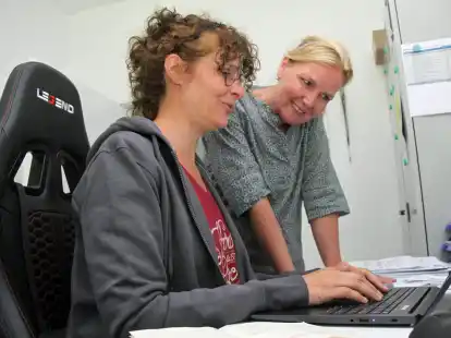 Monika Siemer (links) betreibt eine Erziehungsstelle in Gro&szlig;enkneten (Kreis Oldenburg). Anja Willms-Janssen steht ihr als Fachberaterin zur Seite.