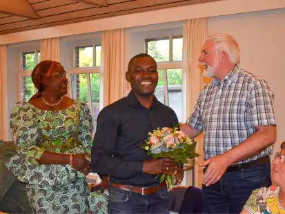 Ein Blumenstrau&szlig; f&uuml;r den neuen Vorsitzenden der AWO im Kreis Leer: Kozi Kezie. Georg Huisinga, bisheriger 2. Vorsitzender, gratulierte zum einstimmigen Ergebnis. Dar&uuml;ber freute sich auch Ehefrau Tchilalo Kezie.