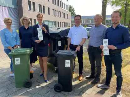 Diese Strichcode-Etiketten m&uuml;ssen k&uuml;nftig auf die schwarzen und gr&uuml;nen Tonnen geklebt werden ( von links):  Nina Kohlwey (Fachdienst Finanzen), Christiane Bu&szlig;mann (Leiterin des Fachdienstes Finanzen), Dezernentin Julia Figura, AWB-Leiter Volker Schneider-K&uuml;hn, Wolfgang Weitk&auml;mper (Abteilungsleiter Abfallsammlung und Projektleiter beim AWB) und Martin Wilke (Abteilungsleiter Zentrale Dienste beim AWB) stellten das Beh&auml;lter-Ident-System vor.