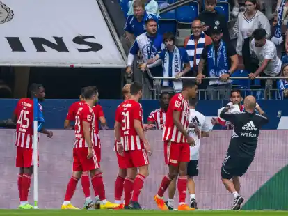 Die Spieler von Union Berlin leiteten bei einem Unfall auf Schalke sofortige Hilfe ein.