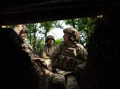 Ukrainische Soldaten der 28. Brigade sitzen in ihrer Stellung an der Frontlinie in der Region Donezk.
