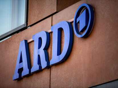 Das ARD-Logo an der Fassade des ARD-Hauptstadtstudios im Regierungsviertel.