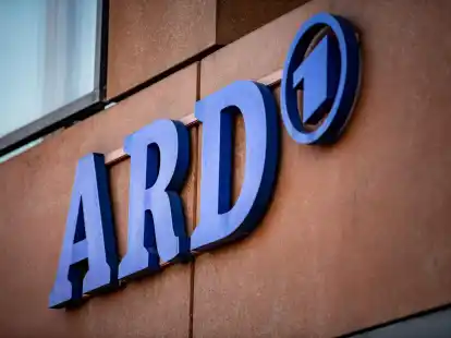 Das ARD-Logo an der Fassade des ARD-Hauptstadtstudios im Regierungsviertel.