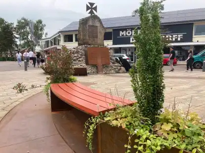 Von solchen bepflanzten Sitzm&ouml;glichkeiten wie hier beim Kriegerdenkmal soll es k&uuml;nftig mehr geben.