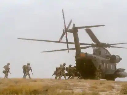 Kampfretter bringen einen Zivilisten und einen Verwundeten im Rahmen einer &Uuml;bung in Mazar-e Sharif/Afghanistan in Sicherheit.