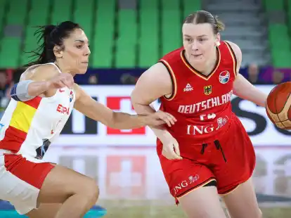 Spaniens Cristina Ouvina (l)versucht Lina Sontag im&nbsp;Drive zu stoppen.