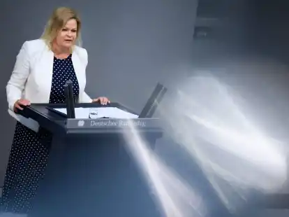 Deutschland werde durch die Verabschiedung des Gesetzentwurfs &laquo;das modernste Einwanderungsrecht der Welt&raquo; bekommen, sagt Bundesinnenministerin Nancy Faeser.