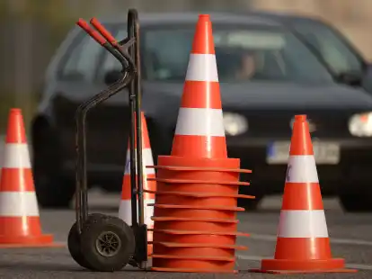 In Leer muss die Stra&szlig;e &bdquo;An der Seeschleuse&ldquo; aufgrund einer Schiffs&uuml;berf&uuml;hrung gesperrt werden.