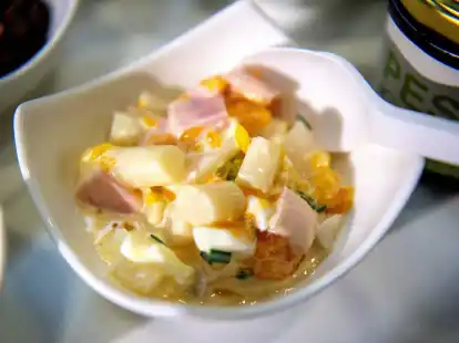 Durch Mandarinensaft und -st&uuml;ckchen bekommt der fr&uuml;hsommerliche Spargelsalat eine fruchtige Note.