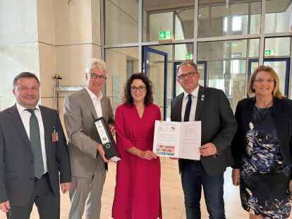 &Uuml;bergabe der Eltviller Erkl&auml;rung im Bundestag in Berlin (von links) B&uuml;rgermeister Karl-Heinz Eppinger aus Zwiesel, B&uuml;rgermeister Michael Kurz aus Brake, Staatsministerin Sarah Ryglewski (MdB), B&uuml;rgermeister Patrick Kunkel aus Eltville am Rhein und Susanne Mittag (MdB)