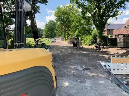 Die Gro&szlig;baustelle &bdquo;Fahrradstra&szlig;e&ldquo; im Bereich Wildenlohslinie/Eichenweg in Petersfehn I: Hier findet aktuell ein Hauptteil der Arbeiten statt. Zu sehen ist der Bereich in Richtung Br&uuml;derstra&szlig;e, der nun gepflastert werden soll.