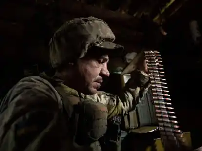 Ein ukrainischer Soldat an der Frontlinie in der Region Donezk.