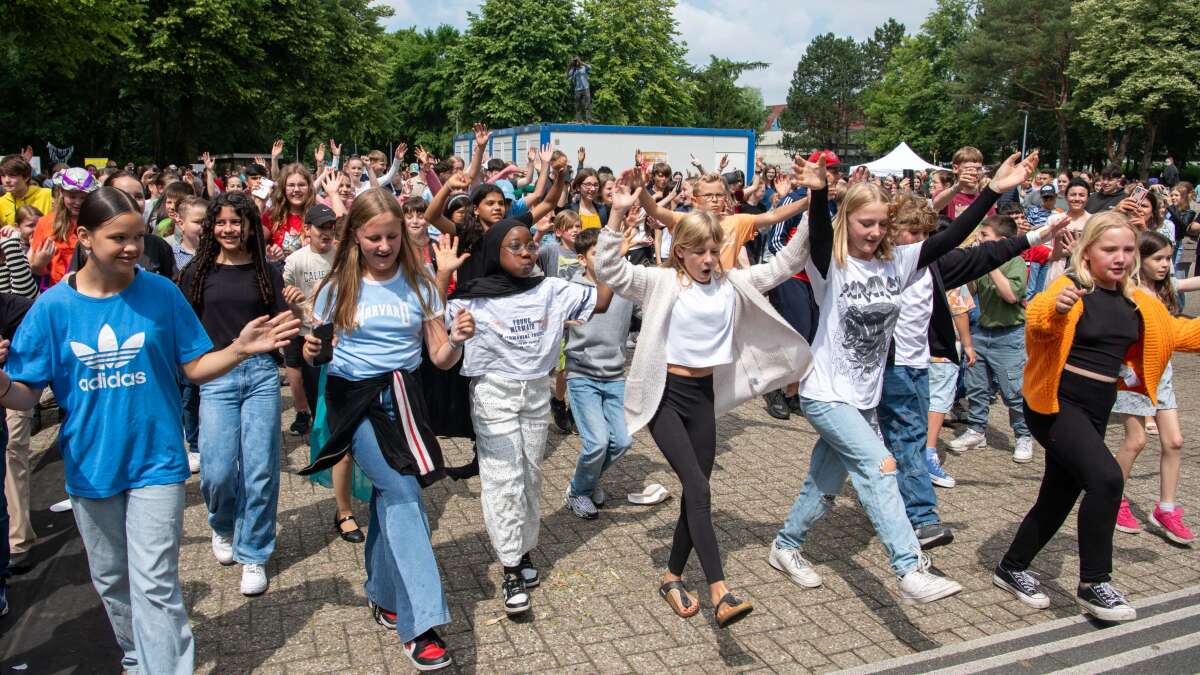 IGS Kreyenbrück feiert Großes Programm unter freiem Himmel Oberbürgermeister erinnert an