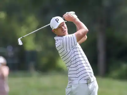 Erste Runde im Golfclub M&uuml;nchen Eichenried. Matti Schmid aus Deutschland auf dem Fairway.