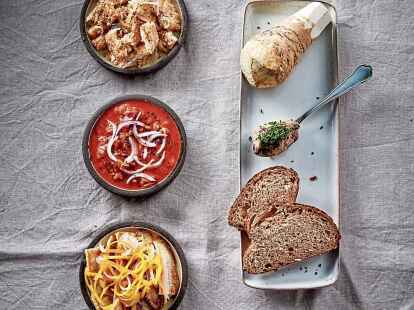 F&uuml;r die Fischleberwurst (rechts Mitte) zur Fischjausn wird Fischleber (zum Beispiel vom Hecht)   kr&auml;ftig anger&ouml;stet, danach mit anger&ouml;steten Zwiebeln und Knoblauch, Toastw&uuml;rfeln, gestockten Eiern, Gew&uuml;rzen und Preiselbeeren vermengt.              