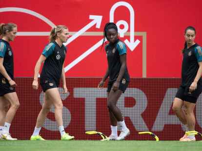 Sydney Lohmann (l-r), Laura Freigang, Nicole Anyomi und Sara D&auml;britz beim Training.