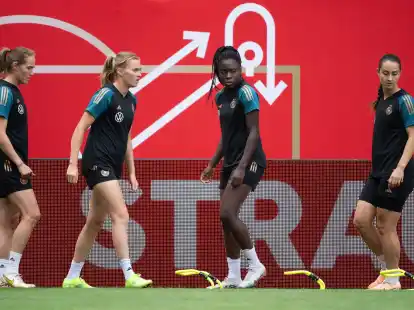 Sydney Lohmann (l-r), Laura Freigang, Nicole Anyomi und Sara D&auml;britz beim Training.