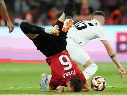 Lucas Torro (l) qualifizierte sich mit CA Osasuna f&uuml;r die Conference League.