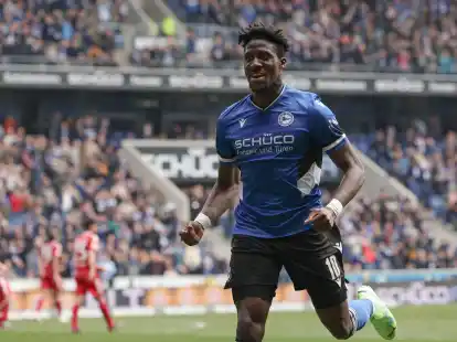 Wechselt von Zweitliga-Absteiger Bielefeld zu Bundesliga-Absteiger Schalke.