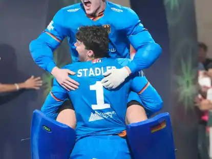 Torh&uuml;ter Jean-Paul Danneberg l&auml;sst sich feiern.