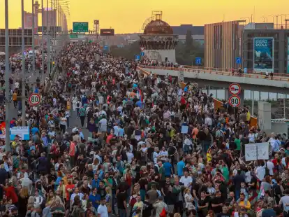 Menschen marschieren w&auml;hrend einer Demonstration auf einer Autobahn in Belgrad.