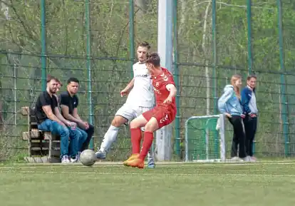 Ruhig bleiben im Spielaufbau: Abwehrspieler Ermal Pepshi (weißes Trikot), hier im April beim 5:3 der U 19 des JFV Nordwest gegen Eintracht Norderstedt, hat sich nun auch für den VfL Oldenburg entschieden.