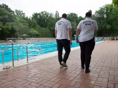 Mitarbeiter des Sicherheitsdienstes &laquo;Security GSO&raquo; drehen im Berliner Prinzenbad ihre Runden.