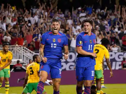 Brandon Vazquez (vorne,l) rettete den USA ein Remis gegen Jamaika.