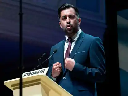 Humza Yousaf, Erster Minister von Schottland,  spricht auf dem Sonderparteitag der Schottischen Nationalpartei (SNP) in der Caird Hall in Dundee.