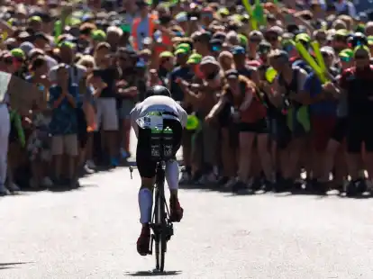 Pim Van Diemen, Triathlet aus den Niederlanden, f&auml;hrt beim Datev Challenge Roth w&auml;hrend der Radetappe am Solarer Berg.