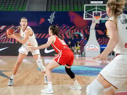 Deutschlands Spielerin Emily Bessoir (l) wird von Simona Sklenarova aus Tchechien verteidigt.