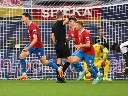 Tschechiens Martin Vitik (l) bejubelt sein Tor zum 2:1 gegen die deutsche U21-Nationalmannschaft.