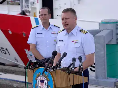 Jason Neubauer (r), Chefermittler der US-K&uuml;stenwache, spricht mit den Medien.