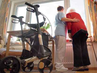 <p>                Eine Pflegerin unterst&uuml;tzt eine &auml;ltere Frau .     </p>