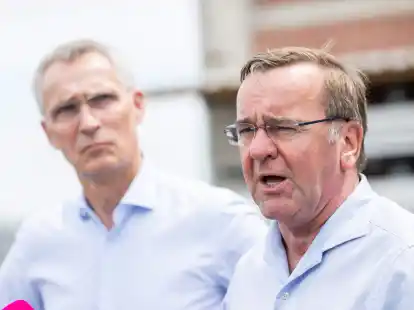 Verteidigungsminister Boris Pistorius (r) und Nato-Generalsekret&auml;r Jens&nbsp;Stoltenberg beobachten heute ein Milit&auml;rman&ouml;ver.