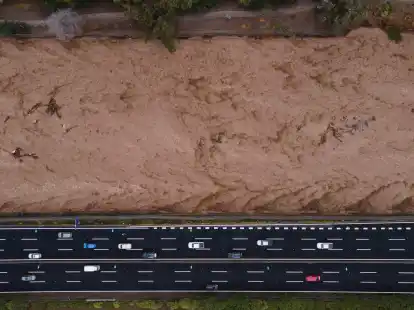 Luftaufnahme des Mapocho-Flusses in Chile voller Wasser und mit starker Str&ouml;mung, inmitten eines intensiven Regens.