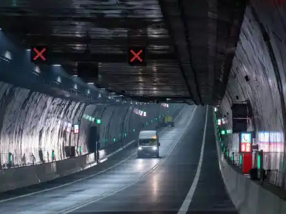 Blick in den Stra&szlig;en-Tunnel unter der Swine (Świna) in Swinem&uuml;nde (Świnoujście). Der Tunnel ist rund 1,8 Kilometer lang und kostete mehr als 200 Millionen Euro.