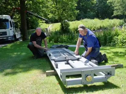 Neue Technik: Eine Fachfirma baute am Abfluss des Ellernteichs in Rastede einen tonnenschweren Schieber ein.