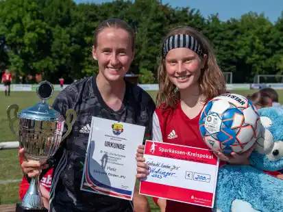 Die B-Juniorinnen der Eintracht Emden nehmen Pokal, Urkunde und Scheck entgegen.