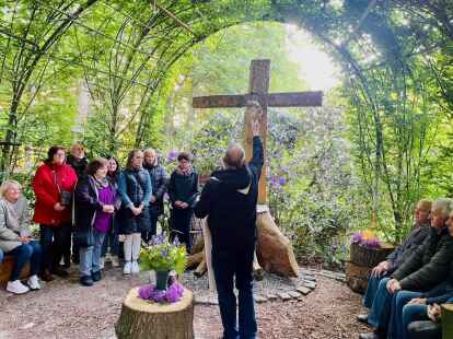 Weihte die Hainbuchenkirche: Pastor Michael Schiller.