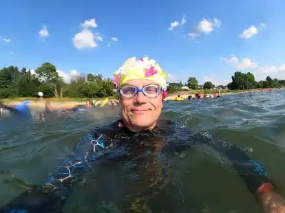 Mit Blümchen-Badekappe: Andreas Broschinski hat das Rheinschwimmen auch in diesem Jahr wieder sichtlich genossen und den Moment in einem Selfie festgehalten.