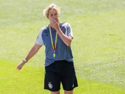Bundestrainerin Martina Voss-Tecklenburg hat darum gebeten, das Streitthema FC Bayern auszusparen.