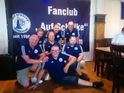 Der Vorstand des Fanclubs Auf Schalke Nordenham (hinten von links): Marcel Abels (Dauerkarten), Walter Murawski (Finanzen), Frank Harms (Festausschuss). Mitte von links: Matthias Rahms (Festausschuss), Sebastian Staub (Vorsitzender), Tobias Timmermann (Festausschuss). Vorne: Dodo Bliefernich (Festausschuss). Ebenfalls zum Vorstand geh&ouml;ren Michael Sanders (Jugendwart), Yara Schneider (Kommunikation) und Andree Schneider (2. Vorsitzender).