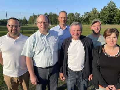 Einigten sich auf Spielgemeinschaften von Teams des TuS Dangastermoor und TuS B&uuml;ppel: (von links) Sebastian Wosnitza, L&uuml;der Gutsche, Michael Kaupert, R&uuml;diger B&uuml;rgel, Anton Rupp und Monika Warns