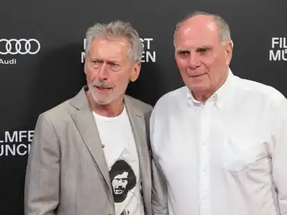 Breitner (l) und Hoene&szlig; bei der Premiere der Serie &laquo;Gute Freunde - Der Aufstieg des FC Bayern&raquo;.
